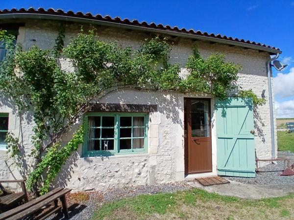 Deux maisons pittoresques en pierre situés à la campagne