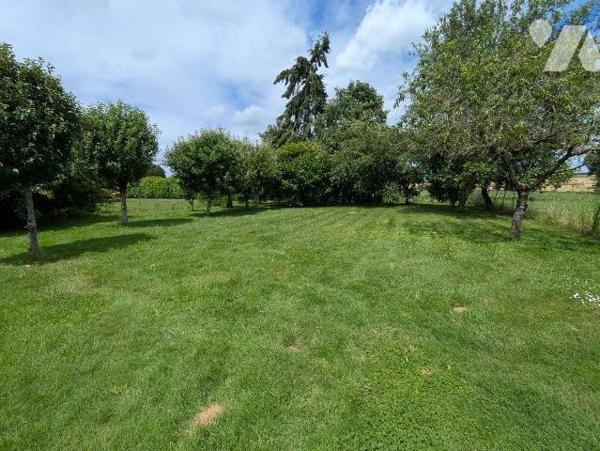 ORGÈRES - Longère indépendante avec dépendances sur 2 000 m² de terrain

À seulement quelques...