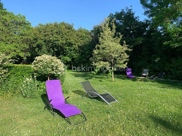 Visite vidéo disponible sur
- ma chaîne YT : Grégory Talbot IMMOBILIER (playlist : Visites filmées)
- FB : Grégory Talbot Immobilier (album : Visites vidéo)
- et sur mon IG : L'immobilier en Normandie (onglet : Réels)

Sur la commune de Saint-Pierre-lès-Elbeuf 76320, centre-ville, 
Dans une petite copropriété pleine de charme, coup de coeur assuré, 

Installez-vous dans cet appartement T4 au 2ème et dernier étage sans travaux à prévoir. 
90m2 CARREZ / 120m2 au sol 

Vous achèterez 5 lots : 
- l'appartement T4
- une cave
- une place de parking en extérieur
- un garage
- une remise

Vous aurez la jouissance privative d'un jardin d'environ 300m2, en plus de pouvoir profiter du grand parc arboré de la résidence. 

Concernant l'appartement, 2ème et dernier étage, lumineux, vous y trouverez une grande pièce de vie sur cuisine aménagée, deux chambres dont une avec dressing et salle de bain, un bureau, un wc, une salle de douche. 
Le séjour donne sur une terrasse avec vue dégagée. 

Les + : chaudière à condensation récente, DPE D, tableau électrique ok, pas d'amiante... 

Le parc arboré et paysagé de la résidence vous offrira des moments de détente, notamment autour du bassin. 
S'y trouve également un parking visiteur pour vos convives. 
Résidence sécurisée, clos de murs, avec accès par portail motorisé. 

Côté copropriété : bénévole, très faibles charges de copropriété (environ 35€/mois). 

Vous trouverez des photos de l'appartement vide actuellement mais également des photos d'avant, quand il était meublé. 

Coup de coeur assuré : ne tardez pas !