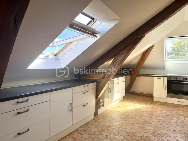 Visite vidéo disponible sur
- ma chaîne YT : Grégory Talbot IMMOBILIER (playlist : Visites filmées)
- FB : Grégory Talbot Immobilier (album : Visites vidéo)
- et sur mon IG : L'immobilier en Normandie (onglet : Réels)

Sur la commune de Saint-Pierre-lès-Elbeuf 76320, centre-ville, 
Dans une petite copropriété pleine de charme, coup de coeur assuré, 

Installez-vous dans cet appartement T4 au 2ème et dernier étage sans travaux à prévoir. 
90m2 CARREZ / 120m2 au sol 

Vous achèterez 5 lots : 
- l'appartement T4
- une cave
- une place de parking en extérieur
- un garage
- une remise

Vous aurez la jouissance privative d'un jardin d'environ 300m2, en plus de pouvoir profiter du grand parc arboré de la résidence. 

Concernant l'appartement, 2ème et dernier étage, lumineux, vous y trouverez une grande pièce de vie sur cuisine aménagée, deux chambres dont une avec dressing et salle de bain, un bureau, un wc, une salle de douche. 
Le séjour donne sur une terrasse avec vue dégagée. 

Les + : chaudière à condensation récente, DPE D, tableau électrique ok, pas d'amiante... 

Le parc arboré et paysagé de la résidence vous offrira des moments de détente, notamment autour du bassin. 
S'y trouve également un parking visiteur pour vos convives. 
Résidence sécurisée, clos de murs, avec accès par portail motorisé. 

Côté copropriété : bénévole, très faibles charges de copropriété (environ 35€/mois). 

Vous trouverez des photos de l'appartement vide actuellement mais également des photos d'avant, quand il était meublé. 

Coup de coeur assuré : ne tardez pas !