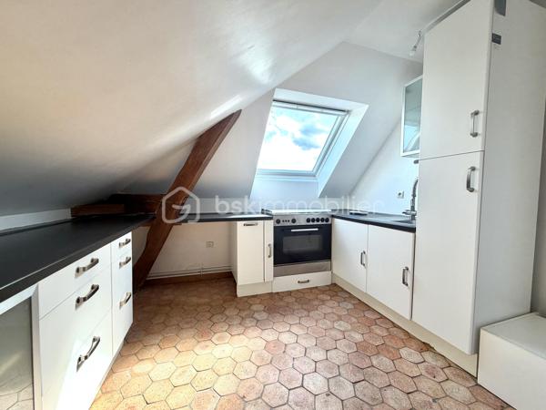 Visite vidéo disponible sur
- ma chaîne YT : Grégory Talbot IMMOBILIER (playlist : Visites filmées)
- FB : Grégory Talbot Immobilier (album : Visites vidéo)
- et sur mon IG : L'immobilier en Normandie (onglet : Réels)

Sur la commune de Saint-Pierre-lès-Elbeuf 76320, centre-ville, 
Dans une petite copropriété pleine de charme, coup de coeur assuré, 

Installez-vous dans cet appartement T4 au 2ème et dernier étage sans travaux à prévoir. 
90m2 CARREZ / 120m2 au sol 

Vous achèterez 5 lots : 
- l'appartement T4
- une cave
- une place de parking en extérieur
- un garage
- une remise

Vous aurez la jouissance privative d'un jardin d'environ 300m2, en plus de pouvoir profiter du grand parc arboré de la résidence. 

Concernant l'appartement, 2ème et dernier étage, lumineux, vous y trouverez une grande pièce de vie sur cuisine aménagée, deux chambres dont une avec dressing et salle de bain, un bureau, un wc, une salle de douche. 
Le séjour donne sur une terrasse avec vue dégagée. 

Les + : chaudière à condensation récente, DPE D, tableau électrique ok, pas d'amiante... 

Le parc arboré et paysagé de la résidence vous offrira des moments de détente, notamment autour du bassin. 
S'y trouve également un parking visiteur pour vos convives. 
Résidence sécurisée, clos de murs, avec accès par portail motorisé. 

Côté copropriété : bénévole, très faibles charges de copropriété (environ 35€/mois). 

Vous trouverez des photos de l'appartement vide actuellement mais également des photos d'avant, quand il était meublé. 

Coup de coeur assuré : ne tardez pas !