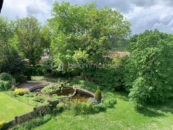 Visite vidéo disponible sur
- ma chaîne YT : Grégory Talbot IMMOBILIER (playlist : Visites filmées)
- FB : Grégory Talbot Immobilier (album : Visites vidéo)
- et sur mon IG : L'immobilier en Normandie (onglet : Réels)

Sur la commune de Saint-Pierre-lès-Elbeuf 76320, centre-ville, 
Dans une petite copropriété pleine de charme, coup de coeur assuré, 

Installez-vous dans cet appartement T4 au 2ème et dernier étage sans travaux à prévoir. 
90m2 CARREZ / 120m2 au sol 

Vous achèterez 5 lots : 
- l'appartement T4
- une cave
- une place de parking en extérieur
- un garage
- une remise

Vous aurez la jouissance privative d'un jardin d'environ 300m2, en plus de pouvoir profiter du grand parc arboré de la résidence. 

Concernant l'appartement, 2ème et dernier étage, lumineux, vous y trouverez une grande pièce de vie sur cuisine aménagée, deux chambres dont une avec dressing et salle de bain, un bureau, un wc, une salle de douche. 
Le séjour donne sur une terrasse avec vue dégagée. 

Les + : chaudière à condensation récente, DPE D, tableau électrique ok, pas d'amiante... 

Le parc arboré et paysagé de la résidence vous offrira des moments de détente, notamment autour du bassin. 
S'y trouve également un parking visiteur pour vos convives. 
Résidence sécurisée, clos de murs, avec accès par portail motorisé. 

Côté copropriété : bénévole, très faibles charges de copropriété (environ 35€/mois). 

Vous trouverez des photos de l'appartement vide actuellement mais également des photos d'avant, quand il était meublé. 

Coup de coeur assuré : ne tardez pas !