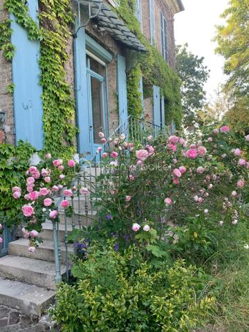 Visite vidéo disponible sur
- ma chaîne YT : Grégory Talbot IMMOBILIER (playlist : Visites filmées)
- FB : Grégory Talbot Immobilier (album : Visites vidéo)
- et sur mon IG : L'immobilier en Normandie (onglet : Réels)

Sur la commune de Saint-Pierre-lès-Elbeuf 76320, centre-ville, 
Dans une petite copropriété pleine de charme, coup de coeur assuré, 

Installez-vous dans cet appartement T4 au 2ème et dernier étage sans travaux à prévoir. 
90m2 CARREZ / 120m2 au sol 

Vous achèterez 5 lots : 
- l'appartement T4
- une cave
- une place de parking en extérieur
- un garage
- une remise

Vous aurez la jouissance privative d'un jardin d'environ 300m2, en plus de pouvoir profiter du grand parc arboré de la résidence. 

Concernant l'appartement, 2ème et dernier étage, lumineux, vous y trouverez une grande pièce de vie sur cuisine aménagée, deux chambres dont une avec dressing et salle de bain, un bureau, un wc, une salle de douche. 
Le séjour donne sur une terrasse avec vue dégagée. 

Les + : chaudière à condensation récente, DPE D, tableau électrique ok, pas d'amiante... 

Le parc arboré et paysagé de la résidence vous offrira des moments de détente, notamment autour du bassin. 
S'y trouve également un parking visiteur pour vos convives. 
Résidence sécurisée, clos de murs, avec accès par portail motorisé. 

Côté copropriété : bénévole, très faibles charges de copropriété (environ 35€/mois). 

Vous trouverez des photos de l'appartement vide actuellement mais également des photos d'avant, quand il était meublé. 

Coup de coeur assuré : ne tardez pas !
