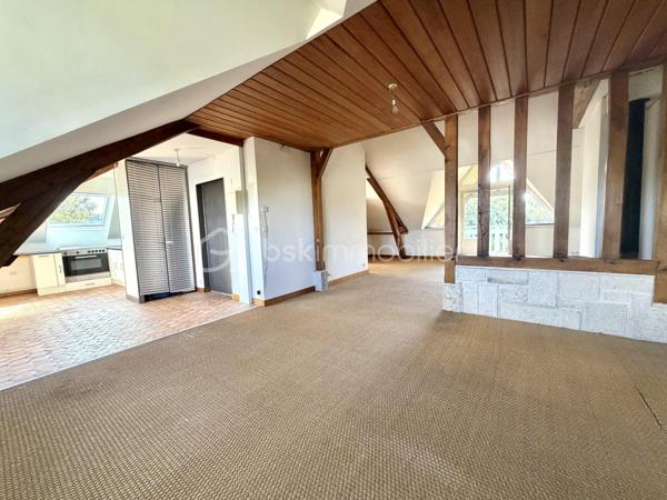 Visite vidéo disponible sur
- ma chaîne YT : Grégory Talbot IMMOBILIER (playlist : Visites filmées)
- FB : Grégory Talbot Immobilier (album : Visites vidéo)
- et sur mon IG : L'immobilier en Normandie (onglet : Réels)

Sur la commune de Saint-Pierre-lès-Elbeuf 76320, centre-ville, 
Dans une petite copropriété pleine de charme, coup de coeur assuré, 

Installez-vous dans cet appartement T4 au 2ème et dernier étage sans travaux à prévoir. 
90m2 CARREZ / 120m2 au sol 

Vous achèterez 5 lots : 
- l'appartement T4
- une cave
- une place de parking en extérieur
- un garage
- une remise

Vous aurez la jouissance privative d'un jardin d'environ 300m2, en plus de pouvoir profiter du grand parc arboré de la résidence. 

Concernant l'appartement, 2ème et dernier étage, lumineux, vous y trouverez une grande pièce de vie sur cuisine aménagée, deux chambres dont une avec dressing et salle de bain, un bureau, un wc, une salle de douche. 
Le séjour donne sur une terrasse avec vue dégagée. 

Les + : chaudière à condensation récente, DPE D, tableau électrique ok, pas d'amiante... 

Le parc arboré et paysagé de la résidence vous offrira des moments de détente, notamment autour du bassin. 
S'y trouve également un parking visiteur pour vos convives. 
Résidence sécurisée, clos de murs, avec accès par portail motorisé. 

Côté copropriété : bénévole, très faibles charges de copropriété (environ 35€/mois). 

Vous trouverez des photos de l'appartement vide actuellement mais également des photos d'avant, quand il était meublé. 

Coup de coeur assuré : ne tardez pas !