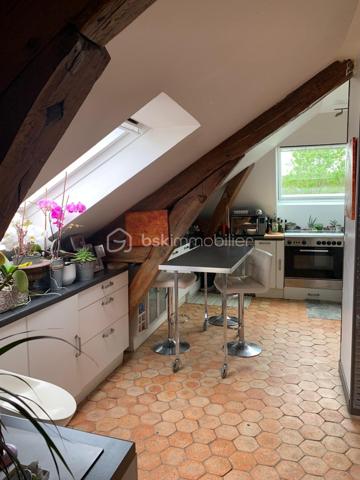Visite vidéo disponible sur
- ma chaîne YT : Grégory Talbot IMMOBILIER (playlist : Visites filmées)
- FB : Grégory Talbot Immobilier (album : Visites vidéo)
- et sur mon IG : L'immobilier en Normandie (onglet : Réels)

Sur la commune de Saint-Pierre-lès-Elbeuf 76320, centre-ville, 
Dans une petite copropriété pleine de charme, coup de coeur assuré, 

Installez-vous dans cet appartement T4 au 2ème et dernier étage sans travaux à prévoir. 
90m2 CARREZ / 120m2 au sol 

Vous achèterez 5 lots : 
- l'appartement T4
- une cave
- une place de parking en extérieur
- un garage
- une remise

Vous aurez la jouissance privative d'un jardin d'environ 300m2, en plus de pouvoir profiter du grand parc arboré de la résidence. 

Concernant l'appartement, 2ème et dernier étage, lumineux, vous y trouverez une grande pièce de vie sur cuisine aménagée, deux chambres dont une avec dressing et salle de bain, un bureau, un wc, une salle de douche. 
Le séjour donne sur une terrasse avec vue dégagée. 

Les + : chaudière à condensation récente, DPE D, tableau électrique ok, pas d'amiante... 

Le parc arboré et paysagé de la résidence vous offrira des moments de détente, notamment autour du bassin. 
S'y trouve également un parking visiteur pour vos convives. 
Résidence sécurisée, clos de murs, avec accès par portail motorisé. 

Côté copropriété : bénévole, très faibles charges de copropriété (environ 35€/mois). 

Vous trouverez des photos de l'appartement vide actuellement mais également des photos d'avant, quand il était meublé. 

Coup de coeur assuré : ne tardez pas !