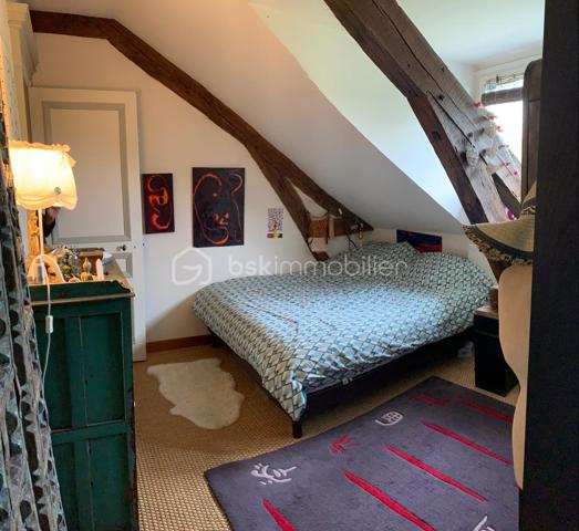 Visite vidéo disponible sur
- ma chaîne YT : Grégory Talbot IMMOBILIER (playlist : Visites filmées)
- FB : Grégory Talbot Immobilier (album : Visites vidéo)
- et sur mon IG : L'immobilier en Normandie (onglet : Réels)

Sur la commune de Saint-Pierre-lès-Elbeuf 76320, centre-ville, 
Dans une petite copropriété pleine de charme, coup de coeur assuré, 

Installez-vous dans cet appartement T4 au 2ème et dernier étage sans travaux à prévoir. 
90m2 CARREZ / 120m2 au sol 

Vous achèterez 5 lots : 
- l'appartement T4
- une cave
- une place de parking en extérieur
- un garage
- une remise

Vous aurez la jouissance privative d'un jardin d'environ 300m2, en plus de pouvoir profiter du grand parc arboré de la résidence. 

Concernant l'appartement, 2ème et dernier étage, lumineux, vous y trouverez une grande pièce de vie sur cuisine aménagée, deux chambres dont une avec dressing et salle de bain, un bureau, un wc, une salle de douche. 
Le séjour donne sur une terrasse avec vue dégagée. 

Les + : chaudière à condensation récente, DPE D, tableau électrique ok, pas d'amiante... 

Le parc arboré et paysagé de la résidence vous offrira des moments de détente, notamment autour du bassin. 
S'y trouve également un parking visiteur pour vos convives. 
Résidence sécurisée, clos de murs, avec accès par portail motorisé. 

Côté copropriété : bénévole, très faibles charges de copropriété (environ 35€/mois). 

Vous trouverez des photos de l'appartement vide actuellement mais également des photos d'avant, quand il était meublé. 

Coup de coeur assuré : ne tardez pas !