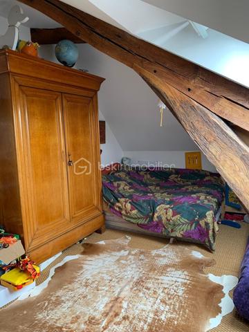 Visite vidéo disponible sur
- ma chaîne YT : Grégory Talbot IMMOBILIER (playlist : Visites filmées)
- FB : Grégory Talbot Immobilier (album : Visites vidéo)
- et sur mon IG : L'immobilier en Normandie (onglet : Réels)

Sur la commune de Saint-Pierre-lès-Elbeuf 76320, centre-ville, 
Dans une petite copropriété pleine de charme, coup de coeur assuré, 

Installez-vous dans cet appartement T4 au 2ème et dernier étage sans travaux à prévoir. 
90m2 CARREZ / 120m2 au sol 

Vous achèterez 5 lots : 
- l'appartement T4
- une cave
- une place de parking en extérieur
- un garage
- une remise

Vous aurez la jouissance privative d'un jardin d'environ 300m2, en plus de pouvoir profiter du grand parc arboré de la résidence. 

Concernant l'appartement, 2ème et dernier étage, lumineux, vous y trouverez une grande pièce de vie sur cuisine aménagée, deux chambres dont une avec dressing et salle de bain, un bureau, un wc, une salle de douche. 
Le séjour donne sur une terrasse avec vue dégagée. 

Les + : chaudière à condensation récente, DPE D, tableau électrique ok, pas d'amiante... 

Le parc arboré et paysagé de la résidence vous offrira des moments de détente, notamment autour du bassin. 
S'y trouve également un parking visiteur pour vos convives. 
Résidence sécurisée, clos de murs, avec accès par portail motorisé. 

Côté copropriété : bénévole, très faibles charges de copropriété (environ 35€/mois). 

Vous trouverez des photos de l'appartement vide actuellement mais également des photos d'avant, quand il était meublé. 

Coup de coeur assuré : ne tardez pas !