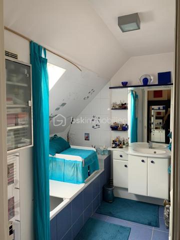 Visite vidéo disponible sur
- ma chaîne YT : Grégory Talbot IMMOBILIER (playlist : Visites filmées)
- FB : Grégory Talbot Immobilier (album : Visites vidéo)
- et sur mon IG : L'immobilier en Normandie (onglet : Réels)

Sur la commune de Saint-Pierre-lès-Elbeuf 76320, centre-ville, 
Dans une petite copropriété pleine de charme, coup de coeur assuré, 

Installez-vous dans cet appartement T4 au 2ème et dernier étage sans travaux à prévoir. 
90m2 CARREZ / 120m2 au sol 

Vous achèterez 5 lots : 
- l'appartement T4
- une cave
- une place de parking en extérieur
- un garage
- une remise

Vous aurez la jouissance privative d'un jardin d'environ 300m2, en plus de pouvoir profiter du grand parc arboré de la résidence. 

Concernant l'appartement, 2ème et dernier étage, lumineux, vous y trouverez une grande pièce de vie sur cuisine aménagée, deux chambres dont une avec dressing et salle de bain, un bureau, un wc, une salle de douche. 
Le séjour donne sur une terrasse avec vue dégagée. 

Les + : chaudière à condensation récente, DPE D, tableau électrique ok, pas d'amiante... 

Le parc arboré et paysagé de la résidence vous offrira des moments de détente, notamment autour du bassin. 
S'y trouve également un parking visiteur pour vos convives. 
Résidence sécurisée, clos de murs, avec accès par portail motorisé. 

Côté copropriété : bénévole, très faibles charges de copropriété (environ 35€/mois). 

Vous trouverez des photos de l'appartement vide actuellement mais également des photos d'avant, quand il était meublé. 

Coup de coeur assuré : ne tardez pas !