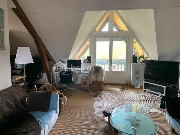 Visite vidéo disponible sur
- ma chaîne YT : Grégory Talbot IMMOBILIER (playlist : Visites filmées)
- FB : Grégory Talbot Immobilier (album : Visites vidéo)
- et sur mon IG : L'immobilier en Normandie (onglet : Réels)

Sur la commune de Saint-Pierre-lès-Elbeuf 76320, centre-ville, 
Dans une petite copropriété pleine de charme, coup de coeur assuré, 

Installez-vous dans cet appartement T4 au 2ème et dernier étage sans travaux à prévoir. 
90m2 CARREZ / 120m2 au sol 

Vous achèterez 5 lots : 
- l'appartement T4
- une cave
- une place de parking en extérieur
- un garage
- une remise

Vous aurez la jouissance privative d'un jardin d'environ 300m2, en plus de pouvoir profiter du grand parc arboré de la résidence. 

Concernant l'appartement, 2ème et dernier étage, lumineux, vous y trouverez une grande pièce de vie sur cuisine aménagée, deux chambres dont une avec dressing et salle de bain, un bureau, un wc, une salle de douche. 
Le séjour donne sur une terrasse avec vue dégagée. 

Les + : chaudière à condensation récente, DPE D, tableau électrique ok, pas d'amiante... 

Le parc arboré et paysagé de la résidence vous offrira des moments de détente, notamment autour du bassin. 
S'y trouve également un parking visiteur pour vos convives. 
Résidence sécurisée, clos de murs, avec accès par portail motorisé. 

Côté copropriété : bénévole, très faibles charges de copropriété (environ 35€/mois). 

Vous trouverez des photos de l'appartement vide actuellement mais également des photos d'avant, quand il était meublé. 

Coup de coeur assuré : ne tardez pas !