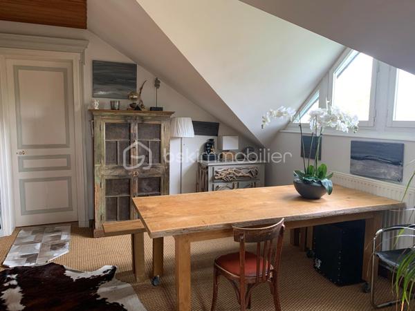 Visite vidéo disponible sur
- ma chaîne YT : Grégory Talbot IMMOBILIER (playlist : Visites filmées)
- FB : Grégory Talbot Immobilier (album : Visites vidéo)
- et sur mon IG : L'immobilier en Normandie (onglet : Réels)

Sur la commune de Saint-Pierre-lès-Elbeuf 76320, centre-ville, 
Dans une petite copropriété pleine de charme, coup de coeur assuré, 

Installez-vous dans cet appartement T4 au 2ème et dernier étage sans travaux à prévoir. 
90m2 CARREZ / 120m2 au sol 

Vous achèterez 5 lots : 
- l'appartement T4
- une cave
- une place de parking en extérieur
- un garage
- une remise

Vous aurez la jouissance privative d'un jardin d'environ 300m2, en plus de pouvoir profiter du grand parc arboré de la résidence. 

Concernant l'appartement, 2ème et dernier étage, lumineux, vous y trouverez une grande pièce de vie sur cuisine aménagée, deux chambres dont une avec dressing et salle de bain, un bureau, un wc, une salle de douche. 
Le séjour donne sur une terrasse avec vue dégagée. 

Les + : chaudière à condensation récente, DPE D, tableau électrique ok, pas d'amiante... 

Le parc arboré et paysagé de la résidence vous offrira des moments de détente, notamment autour du bassin. 
S'y trouve également un parking visiteur pour vos convives. 
Résidence sécurisée, clos de murs, avec accès par portail motorisé. 

Côté copropriété : bénévole, très faibles charges de copropriété (environ 35€/mois). 

Vous trouverez des photos de l'appartement vide actuellement mais également des photos d'avant, quand il était meublé. 

Coup de coeur assuré : ne tardez pas !