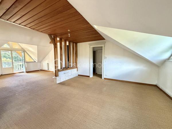 Visite vidéo disponible sur
- ma chaîne YT : Grégory Talbot IMMOBILIER (playlist : Visites filmées)
- FB : Grégory Talbot Immobilier (album : Visites vidéo)
- et sur mon IG : L'immobilier en Normandie (onglet : Réels)

Sur la commune de Saint-Pierre-lès-Elbeuf 76320, centre-ville, 
Dans une petite copropriété pleine de charme, coup de coeur assuré, 

Installez-vous dans cet appartement T4 au 2ème et dernier étage sans travaux à prévoir. 
90m2 CARREZ / 120m2 au sol 

Vous achèterez 5 lots : 
- l'appartement T4
- une cave
- une place de parking en extérieur
- un garage
- une remise

Vous aurez la jouissance privative d'un jardin d'environ 300m2, en plus de pouvoir profiter du grand parc arboré de la résidence. 

Concernant l'appartement, 2ème et dernier étage, lumineux, vous y trouverez une grande pièce de vie sur cuisine aménagée, deux chambres dont une avec dressing et salle de bain, un bureau, un wc, une salle de douche. 
Le séjour donne sur une terrasse avec vue dégagée. 

Les + : chaudière à condensation récente, DPE D, tableau électrique ok, pas d'amiante... 

Le parc arboré et paysagé de la résidence vous offrira des moments de détente, notamment autour du bassin. 
S'y trouve également un parking visiteur pour vos convives. 
Résidence sécurisée, clos de murs, avec accès par portail motorisé. 

Côté copropriété : bénévole, très faibles charges de copropriété (environ 35€/mois). 

Vous trouverez des photos de l'appartement vide actuellement mais également des photos d'avant, quand il était meublé. 

Coup de coeur assuré : ne tardez pas !