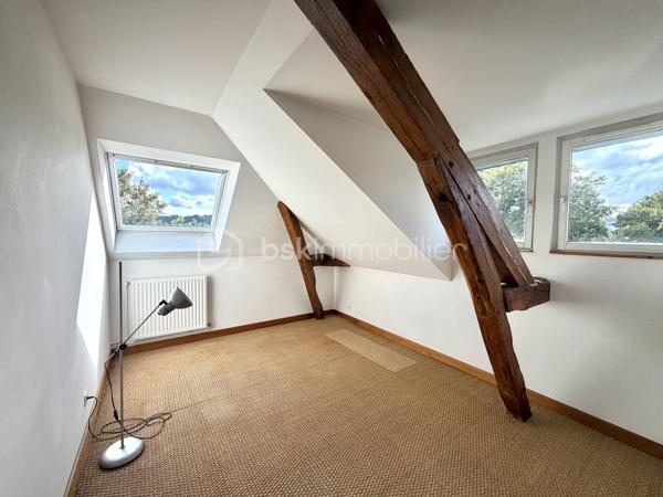 Visite vidéo disponible sur
- ma chaîne YT : Grégory Talbot IMMOBILIER (playlist : Visites filmées)
- FB : Grégory Talbot Immobilier (album : Visites vidéo)
- et sur mon IG : L'immobilier en Normandie (onglet : Réels)

Sur la commune de Saint-Pierre-lès-Elbeuf 76320, centre-ville, 
Dans une petite copropriété pleine de charme, coup de coeur assuré, 

Installez-vous dans cet appartement T4 au 2ème et dernier étage sans travaux à prévoir. 
90m2 CARREZ / 120m2 au sol 

Vous achèterez 5 lots : 
- l'appartement T4
- une cave
- une place de parking en extérieur
- un garage
- une remise

Vous aurez la jouissance privative d'un jardin d'environ 300m2, en plus de pouvoir profiter du grand parc arboré de la résidence. 

Concernant l'appartement, 2ème et dernier étage, lumineux, vous y trouverez une grande pièce de vie sur cuisine aménagée, deux chambres dont une avec dressing et salle de bain, un bureau, un wc, une salle de douche. 
Le séjour donne sur une terrasse avec vue dégagée. 

Les + : chaudière à condensation récente, DPE D, tableau électrique ok, pas d'amiante... 

Le parc arboré et paysagé de la résidence vous offrira des moments de détente, notamment autour du bassin. 
S'y trouve également un parking visiteur pour vos convives. 
Résidence sécurisée, clos de murs, avec accès par portail motorisé. 

Côté copropriété : bénévole, très faibles charges de copropriété (environ 35€/mois). 

Vous trouverez des photos de l'appartement vide actuellement mais également des photos d'avant, quand il était meublé. 

Coup de coeur assuré : ne tardez pas !