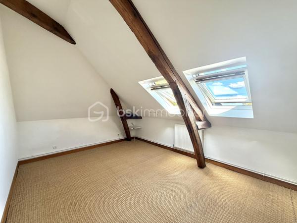 Visite vidéo disponible sur
- ma chaîne YT : Grégory Talbot IMMOBILIER (playlist : Visites filmées)
- FB : Grégory Talbot Immobilier (album : Visites vidéo)
- et sur mon IG : L'immobilier en Normandie (onglet : Réels)

Sur la commune de Saint-Pierre-lès-Elbeuf 76320, centre-ville, 
Dans une petite copropriété pleine de charme, coup de coeur assuré, 

Installez-vous dans cet appartement T4 au 2ème et dernier étage sans travaux à prévoir. 
90m2 CARREZ / 120m2 au sol 

Vous achèterez 5 lots : 
- l'appartement T4
- une cave
- une place de parking en extérieur
- un garage
- une remise

Vous aurez la jouissance privative d'un jardin d'environ 300m2, en plus de pouvoir profiter du grand parc arboré de la résidence. 

Concernant l'appartement, 2ème et dernier étage, lumineux, vous y trouverez une grande pièce de vie sur cuisine aménagée, deux chambres dont une avec dressing et salle de bain, un bureau, un wc, une salle de douche. 
Le séjour donne sur une terrasse avec vue dégagée. 

Les + : chaudière à condensation récente, DPE D, tableau électrique ok, pas d'amiante... 

Le parc arboré et paysagé de la résidence vous offrira des moments de détente, notamment autour du bassin. 
S'y trouve également un parking visiteur pour vos convives. 
Résidence sécurisée, clos de murs, avec accès par portail motorisé. 

Côté copropriété : bénévole, très faibles charges de copropriété (environ 35€/mois). 

Vous trouverez des photos de l'appartement vide actuellement mais également des photos d'avant, quand il était meublé. 

Coup de coeur assuré : ne tardez pas !