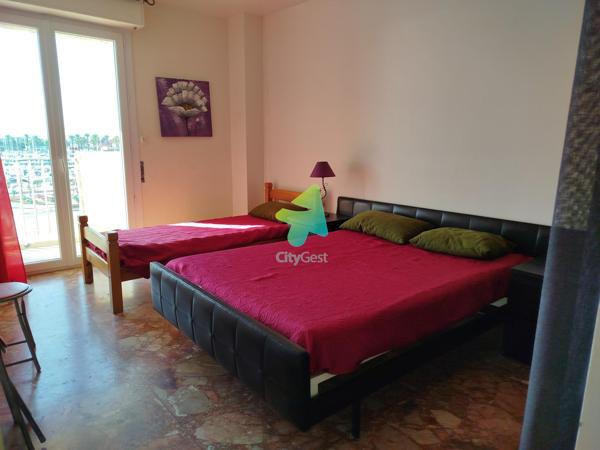 APPARTEMENT T2 MEUBLE AVEC PARKING ET CELLIER