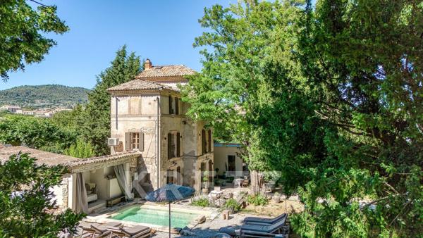 Manosque- Demeure bourgeoise d'environ 155 m2 rénovée sur 1939 m2 dont 1000m2 détachable et construc