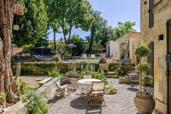 Manosque- Demeure bourgeoise d'environ 155 m2 rénovée sur 1939 m2 dont 1000m2 détachable et construc