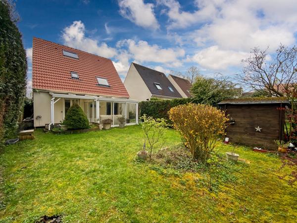 Maison INDIVIDUELLE avec 4 chambres garage véranda et jardin.