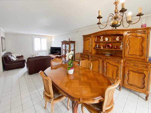 Maison INDIVIDUELLE avec 4 chambres garage véranda et jardin.