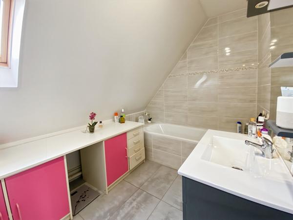 Maison INDIVIDUELLE avec 4 chambres garage véranda et jardin.