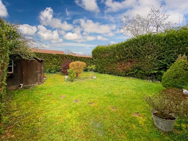Maison INDIVIDUELLE avec 4 chambres garage véranda et jardin.