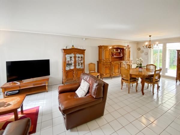 Maison INDIVIDUELLE avec 4 chambres garage véranda et jardin.