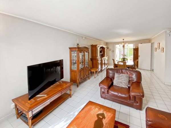 Maison INDIVIDUELLE avec 4 chambres garage véranda et jardin.