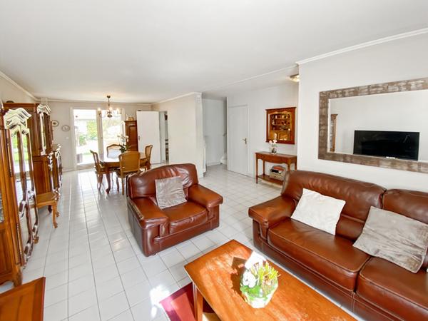 Maison INDIVIDUELLE avec 4 chambres garage véranda et jardin.