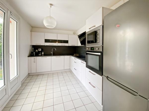 Maison INDIVIDUELLE avec 4 chambres garage véranda et jardin.