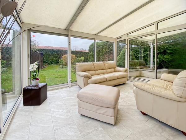 Maison INDIVIDUELLE avec 4 chambres garage véranda et jardin.