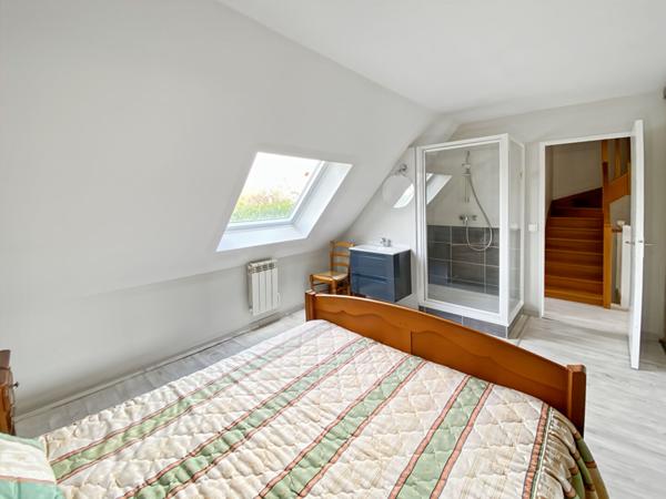 Maison INDIVIDUELLE avec 4 chambres garage véranda et jardin.