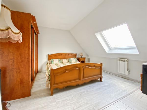 Maison INDIVIDUELLE avec 4 chambres garage véranda et jardin.