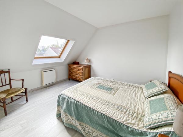 Maison INDIVIDUELLE avec 4 chambres garage véranda et jardin.