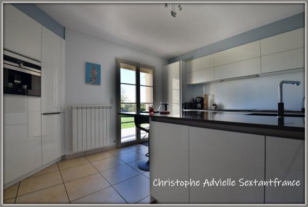 Belle contemporaine, 4 chambres, 2 salles d'eau, double garage, piscine sur 5118 M2