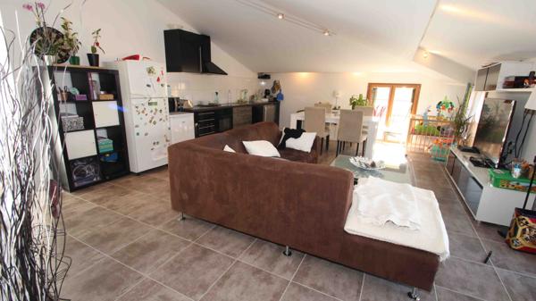 Fabrègues (34690) T4 de 90 M² dans maison de village au deuxième et dernier étage avec terrasse.
