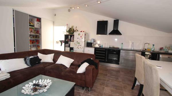 Fabrègues (34690) T4 de 90 M² dans maison de village au deuxième et dernier étage avec terrasse.