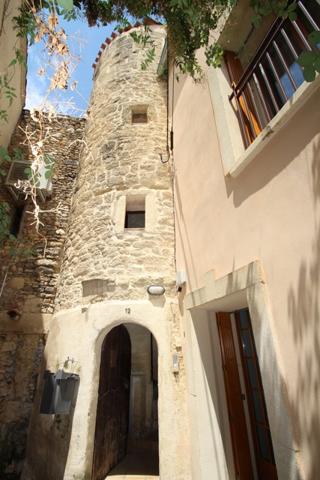 Fabrègues (34690) T4 de 90 M² dans maison de village au deuxième et dernier étage avec terrasse.