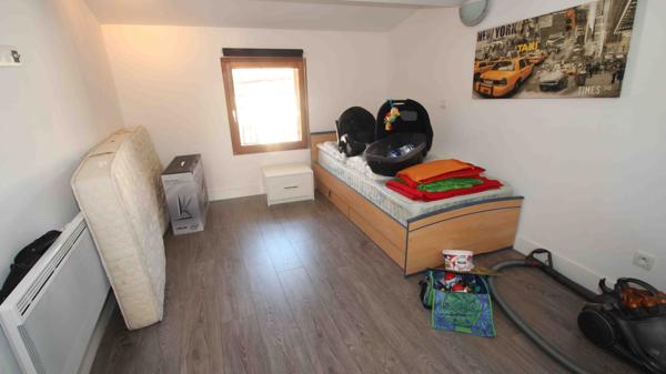 Fabrègues (34690) T4 de 90 M² dans maison de village au deuxième et dernier étage avec terrasse.