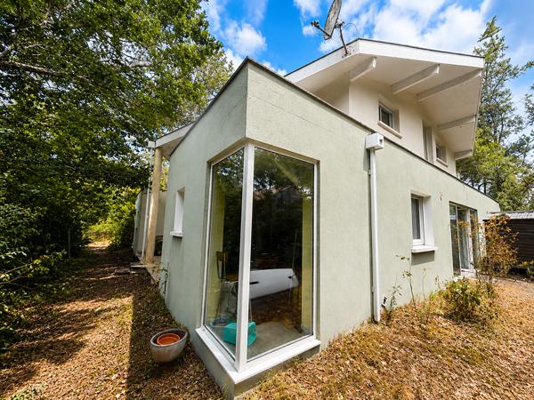 Maison
         8 pièces
        - 190 m² 750 000 € *