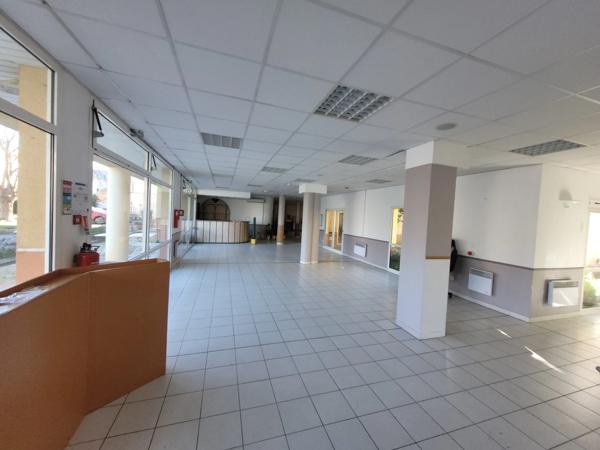 Dpt Gard (30), ALES à vendre idéal investisseur, local professionnel 434m² environ;