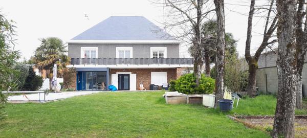 LUCON COEUR DE VILLE AGREABLE MAISON ART DECO 5 CHAMBRES AVEC PISCINE ET ANNEXES SUR 1296M² CLOS