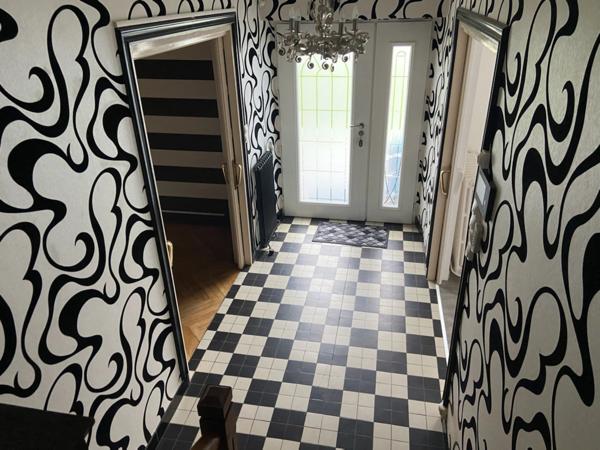 LUCON COEUR DE VILLE AGREABLE MAISON ART DECO 5 CHAMBRES AVEC PISCINE ET ANNEXES SUR 1296M² CLOS