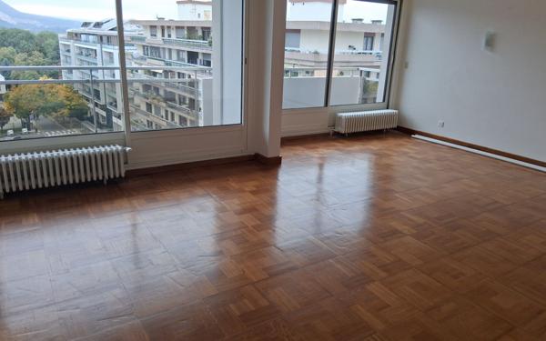 Appartement à louer    5 pièces • 118 m2 Annemasse