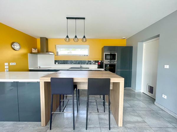 Maison de 6 pièce(s) 132 m2 589 000 € **  - Référence  7781