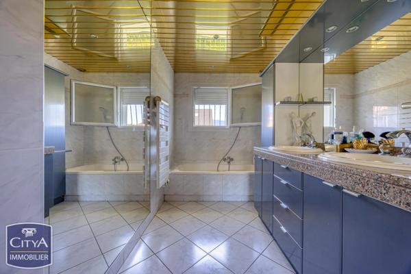 Maison à vendre 6 pièces 165m² Chambéry (73000)