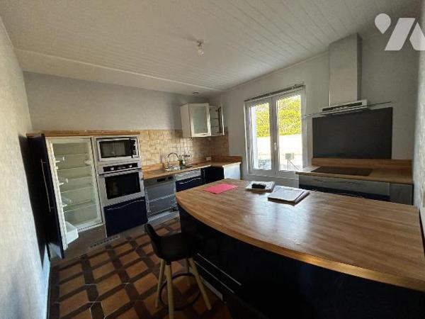 Gouville sur mer, plein centre.
Maison de plain-pied comprenant une grande cuisine aménagée et...