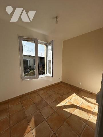 Gouville sur mer, plein centre.
Maison de plain-pied comprenant une grande cuisine aménagée et...