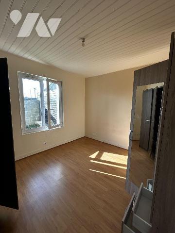 Gouville sur mer, plein centre.
Maison de plain-pied comprenant une grande cuisine aménagée et...