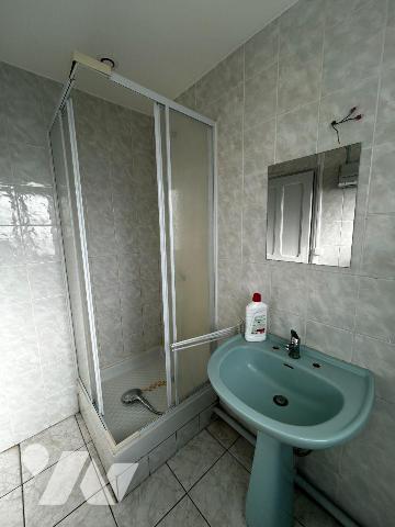 Gouville sur mer, plein centre.
Maison de plain-pied comprenant une grande cuisine aménagée et...