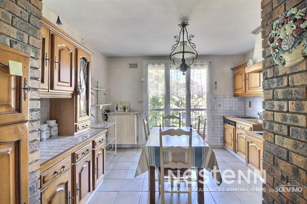 Saint-Priest Village, Appartement 5 Pièces, 124m2, dernier étage, double balcon, stationnement, cave.