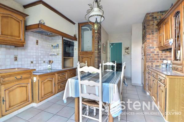 Saint-Priest Village, Appartement 5 Pièces, 124m2, dernier étage, double balcon, stationnement, cave.